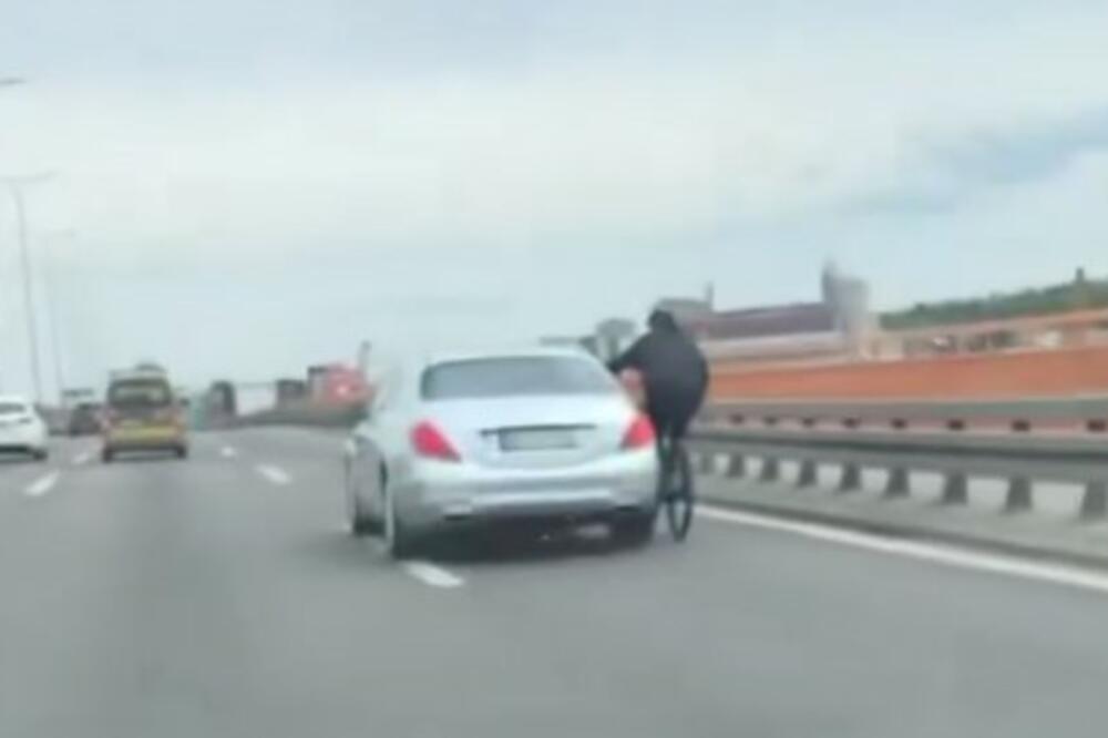 LUDILO NA AUTO-PUTU U BEOGRADU! Biciklista se uhvatio za mercedes i NE PUŠTA GA (VIDEO)