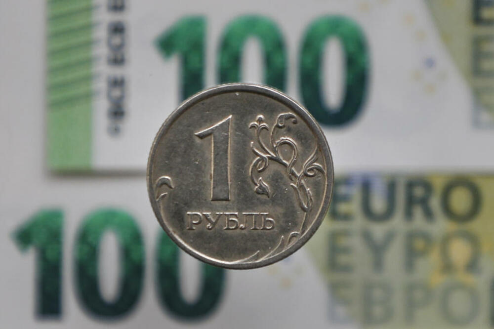 EKONOMISTA UPOZORIO RUSE: Ako idete u inostranstvo kupujte devize do 5. decembra! Ulaganja sa evrom i dolarom nisu poželjna