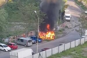 PLANUO "GRAND ČIROKI" NA DORĆOLU: Vatra u potpunosti uništila vozilo, crni dim kulja... OVAKO SU INTERVENISALI VATROGASCI (VIDEO)