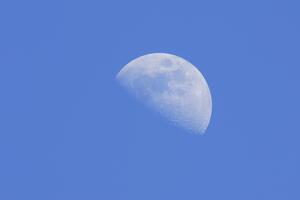 SIGURNO STE SE NEKAD ZAPITALI: Zašto vidimo mesec preko dana?