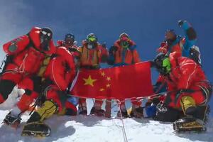 EPOHALNI ZNAČAJ: Kineski tim gradi najvišu meteorološku stanicu na svetu na Mont Everestu