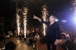 ACO PEJOVIĆ NAPRAVIO HAOS U TUZLI! Pevač dočekan ovacijama, pevao za 9.000 ljudi