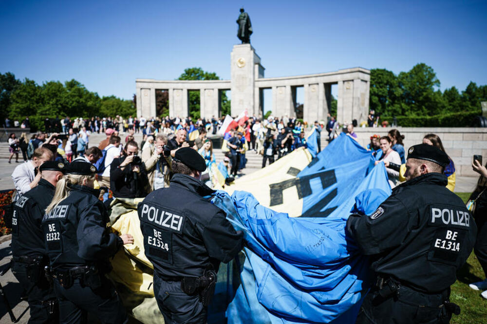POLICIJA UKLONILA OGROMNU UKRAJINSKU ZASTAVU U BERLINU: Za Dan pobede Nemci zabranili isticanje zastava i političkih simbola!