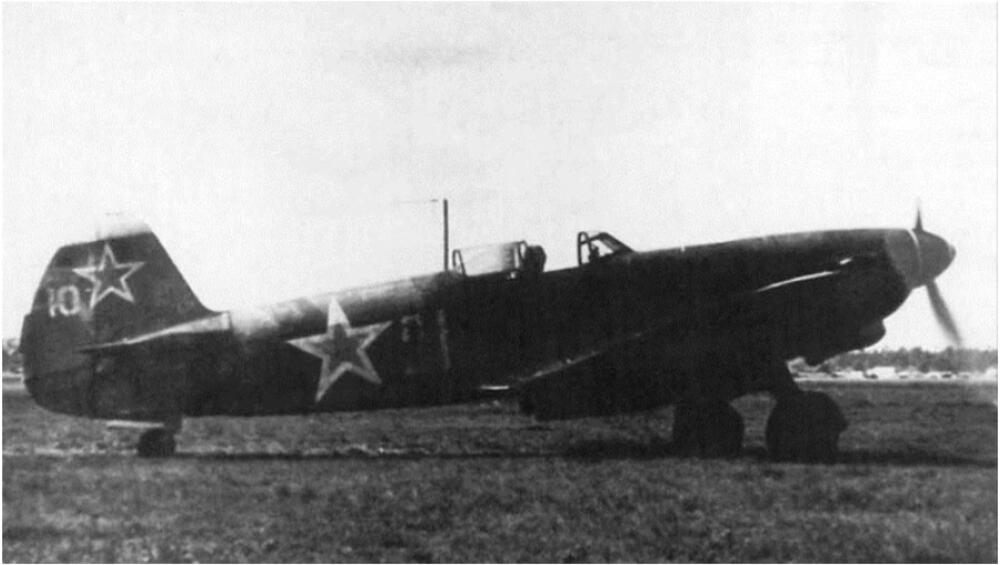 Vidljive su oznake crvenih zvezda na trupu u repu sovjetskog JAK-9