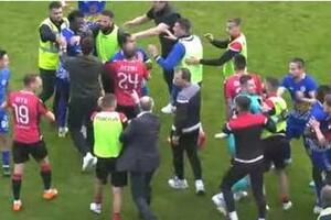 ALBANCI PRAVILI HAOS U SEVERNOJ MAKEDONIJI: Huligani napali fudbalere, jednog POVREDILI, pa razvili albansku zastavu FOTO