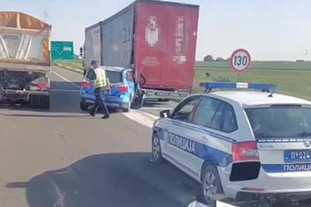 SAOBRAĆAJNA NEZGODA KOD DOBANOVACA: Automobil podleteo pod kamion (VIDEO)
