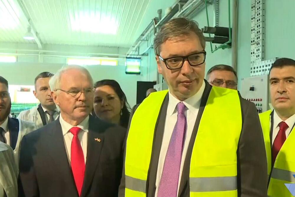 OGLASIO SE AMBASADOR HIL: Drago mi je što sam sa predsednikom Vučićem prisustvovao otvaranju Koka-Kola fabrike u Srbiji (FOTO)