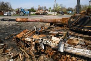 GROBLJE RUSKIH TENKOVA: Stotine uništenih oklopnih vozila rđa u poljima oko Kijeva posle neuspešnog napada na grad FOTO