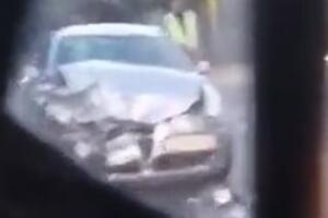 TEŠKA SAOBRAĆAJKA U BEOGRADU: Delovi automobila rasuti po Bulevaru oslobođenja (VIDEO)