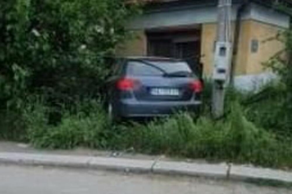 ŽESTOKA SAOBRAĆAJKA U VALJEVU: Vozač golfa ispao iz kola, audi se zakucao u kuću (FOTO)