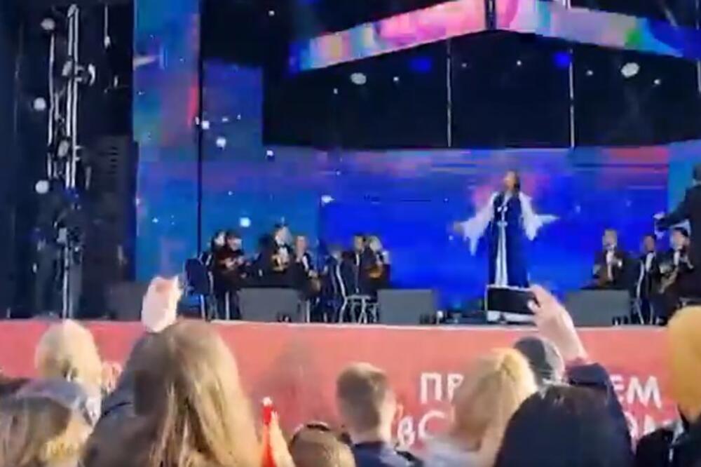 MOSKVOM SE ORILO "VESELI SE SRPSKI RODE"! Danica anđeoskim glasom očarala sve na obeležavanju Dana pobede (VIDEO)