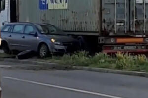 SAOBRAĆAJNA NEZGODA U NOVOM SADU: Automobil podleteo pod kamion (VIDEO)