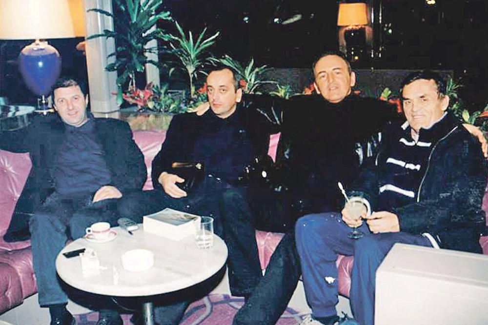 Ljubomir Mihajlović desno na fotografiji 