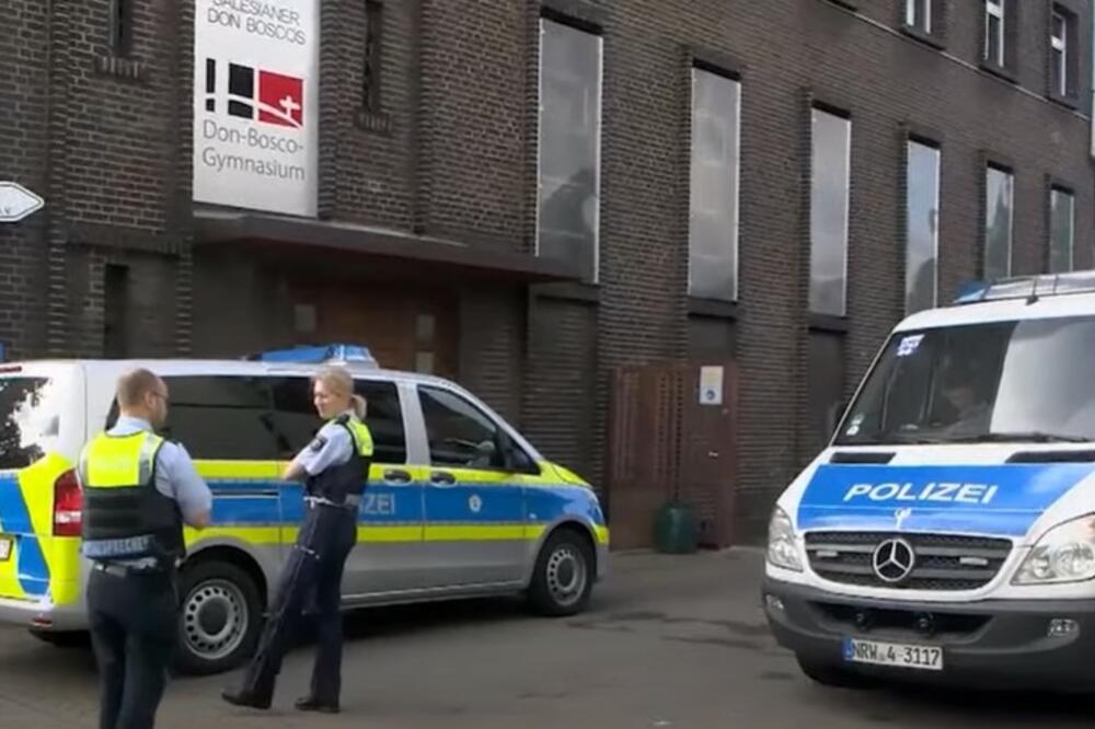 UČENIK UHAPŠEN ZBOG PLANIRANJA NAPADA NA ŠKOLE: Zaplenjeno razno oružje i materijal za bombe u njegovom stanu u Nemačkoj (VIDEO)