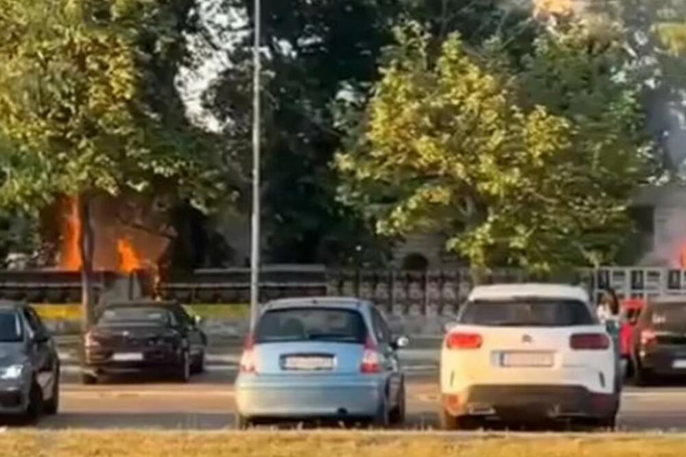 POŽAR KOD ARENE: Gori skladište firme Napred, crni dim nad Novim Beogradom! video