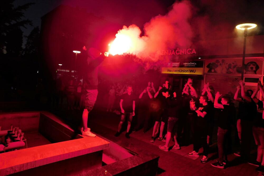 SLAVLJE U CENTRU LOZNICE: Vatromet za osvajanje kupa u futsalu (FOTO)
