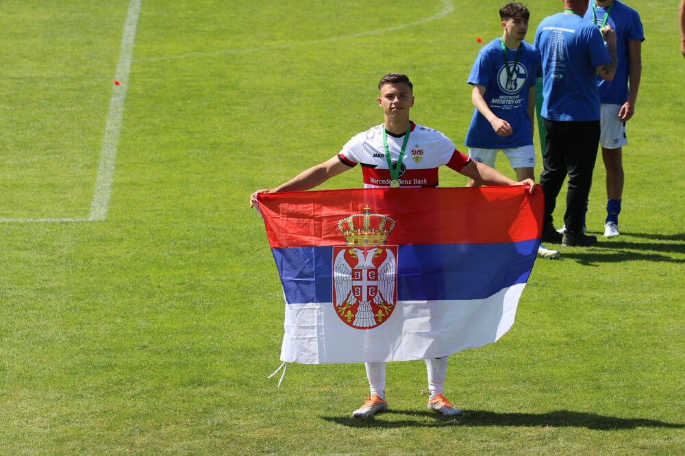 JAN-KARLO SIMIĆ OSVETLAO OBRAZ MILANEZA: Fudbaler koji je odabrao da igra za Srbiju strelac u Londonu u omladinskoj Ligi šampiona!