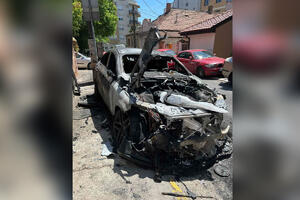 SNAŽNA EKSPLOZIJA NA ZVEZDARI: Automobil izgoreo ispred zgrade, uzrok požara MISTERIJA (VIDEO)