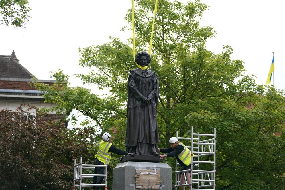Margaret Tačer, spomenik, statua