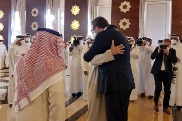 SRDAČAN ZAGRLJAJ I ISKRENO SAUČEŠĆE ZBOG SMRTI ŠEIKA Predsednik u Abu Dabiju s novim predsednikom Emirata i kraljem Bahreina FOTO