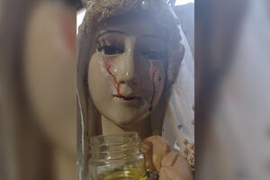 PRIZOR KOJI JE OBIŠAO SVET Snimio trenutak kada je u crkvi navodno zaplakala statua Device Marije VIDEO