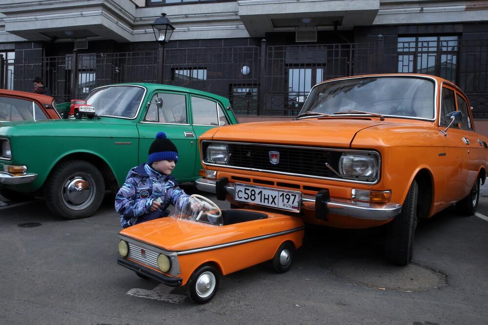 POVRATAK NEUNIŠTIVOG MOSKVIČA? Rusi se dosetili kako da zaobiđu sankcije autoindustriji, za ovo im ne trebaju ni čipovi