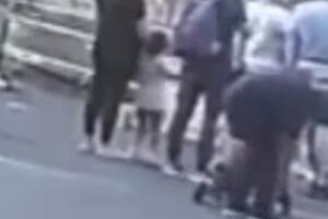 KAKO MOŽE?! Pogledajte lopova kako krade novčanik sa bebinih kolica usred parka u Beogradu (VIDEO)