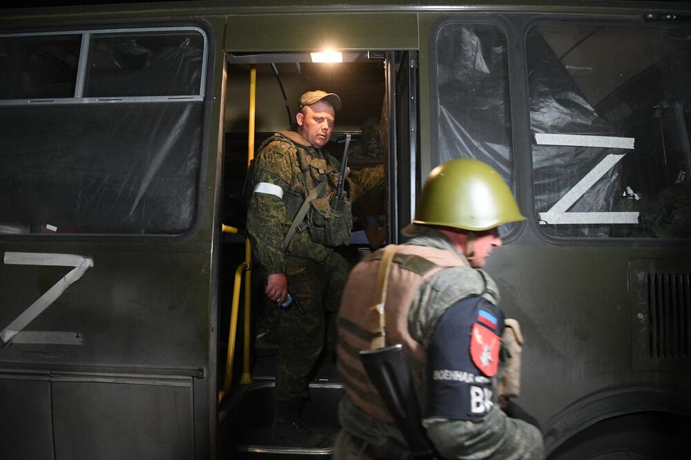 MARIJUPOLJ PRED KONAČNIM PADOM! Ukrajinska vojska položila oružje, pravo iz Azovstalja ulaze u ruske autobuse sa slovom Z! (FOTO)