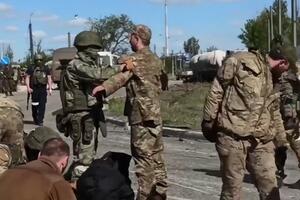 SNIMCI PREDAJE AZOVACA IZ ČELIČANE U MARIJUPOLJU: Ukrajinske vlasti ovu akciju nazivaju drugačijim imenom! (VIDEO)