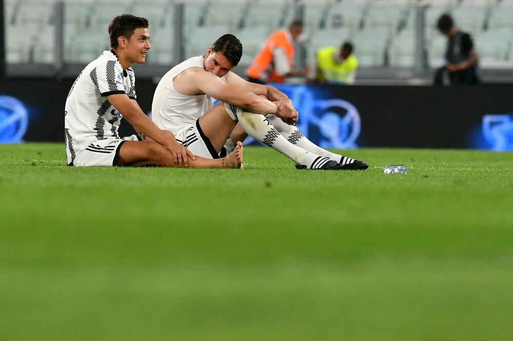 PRELEPE SCENE IZ TORINA: Fudbaler Juventusa plakao, Vlahović mu POSVETIO GOL, pa posle meča ostao s njim na praznom stadionu VIDEO