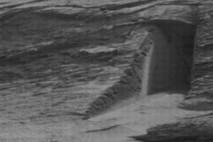 MISTERIOZNO OTKRIĆE NA CRVENOJ PLANETI: NASA rover na Marsu snimio nešto što liči na isklesan prolaz