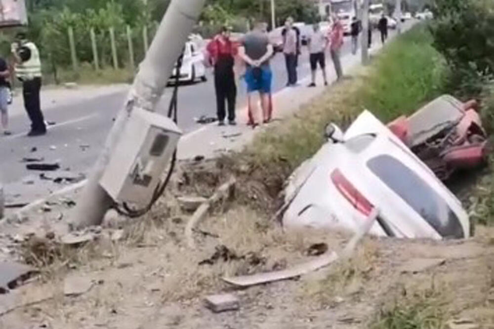 VOZAČ NIJE IMAO DOZVOLU Detalji stravične saobraćajke u Aranđelovcu AUTOMOBILI LETELI NA SVE STRANE (VIDEO)