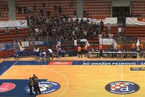 VELIKI NEREDI U ZAGREBU, OPSADNO STANJE NA ULICI: Navijači Dinama tukli se s policijom u dvorani i van nje tokom košarkaškog meča