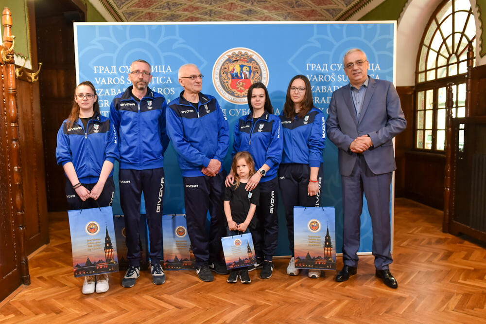 Gradonačelnik Subotice Stevan Bakić primio aktuelne šampionke države u gađanju vazdušnom puškom