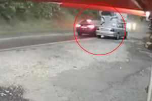 POJAVIO SE SNIMAK JEZIVE SAOBRAĆAJKE KOD ČAČKA: Automobil uleteo u kafanu nakon što ga je pogodio predmet sa kamiona (VIDEO)