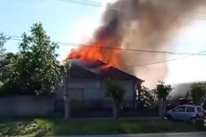 PRVI SNMICI UŽASA U ZRENJANINU: Vatra guta porodičnu kuću, plamen kulja visoko u vazduh, u dvorištu DESET PLINSKIH BOCA! (VIDEO)