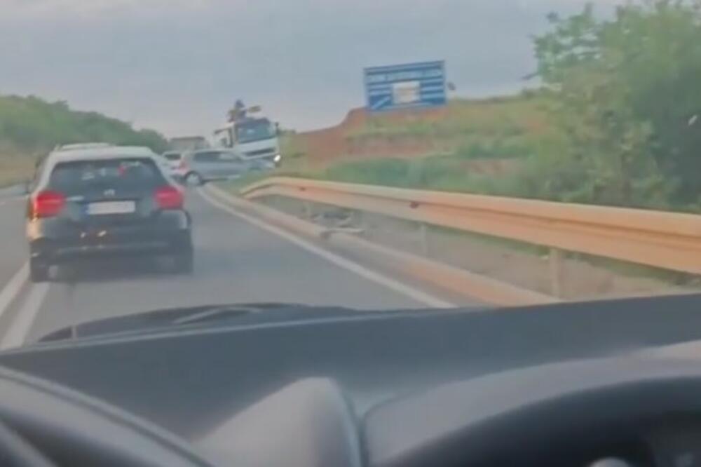 TEŽAK UDES KOD RUŠNJA: Čovek zarobljen u uništenom autu kraj puta! VIDEO