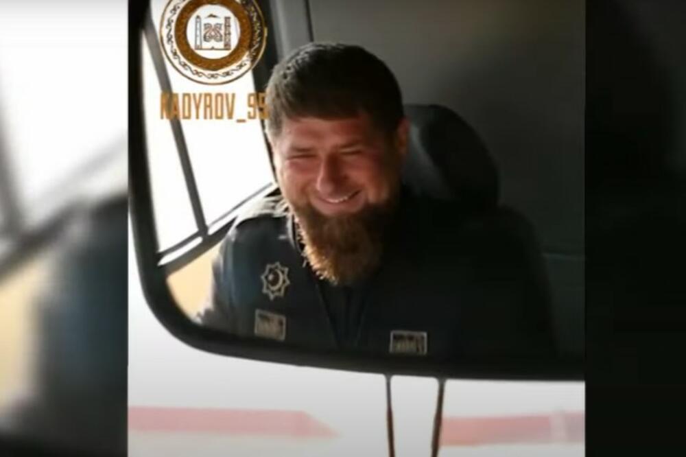 RUSOFILI U ZANOSU MONTIRALI VIDEO SNIMAK: Kadirov "vozi" izmišljen autobus (VIDEO)