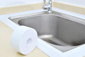 ZABORAVITE NA BUĐ I FLEKE: Zaštitna traka koja štiti kadu, lavabo, sudoperu i čini da ćoškovi uvek budu čisti!