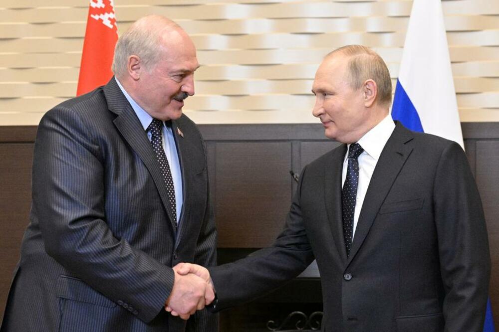 A OD LUKAŠENKA TRAKTORČE! Putin za 70. rođendan od predsednika Belorusije dobio nesvakidašnji poklon
