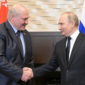 A OD LUKAŠENKA TRAKTORČE! Putin za 70. rođendan od predsednika Belorusije