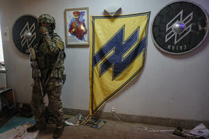 PROMENA IMIDŽA? Zloglasni ukrajinski bataljon Azov odustao od vučjih udica i prešaltao se na zlatne trozupce