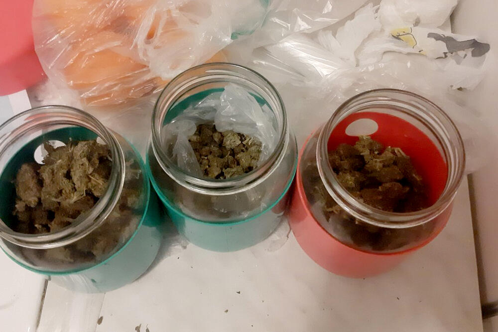 HAPŠENJE U NOVOM SADU: Policija u stanu mladića (21) pronašla više od kilogram marihuane, kokaina i drugih opojnih droga (FOTO)
