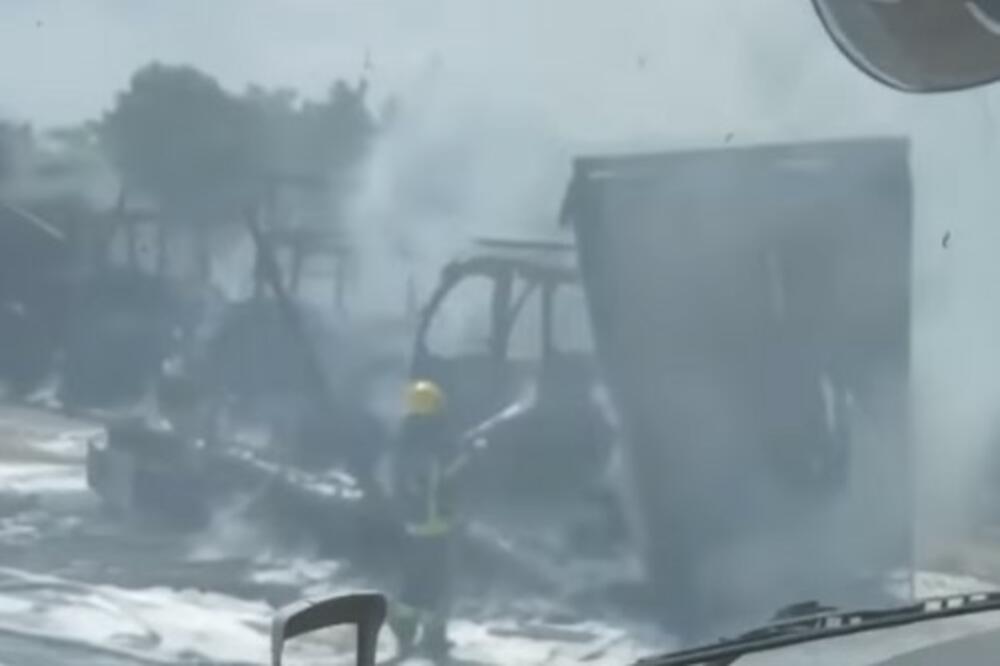 OSTAO SAMO KOSTUR, PUT POD DIMOM: Izgoreo kamion na putu Paraćin - Zaječar (VIDEO)