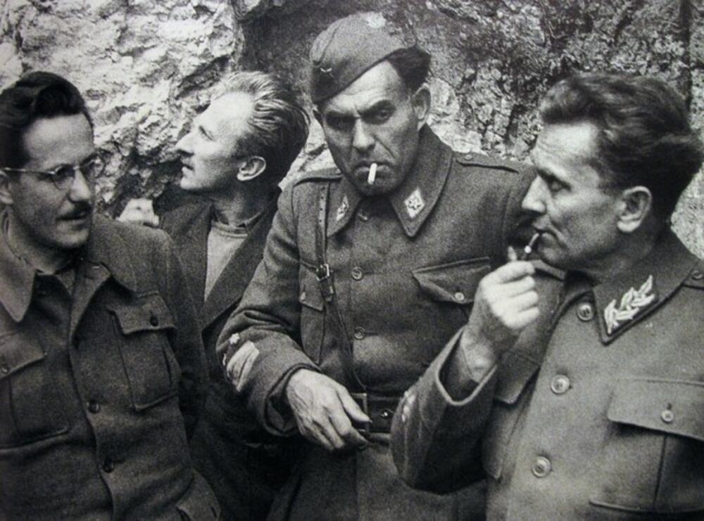 Edvard Kardelj, Andrija Hebrang, SRETEN ŽUJOVIĆ i TITO ispred pećine u Drvaru 1944.