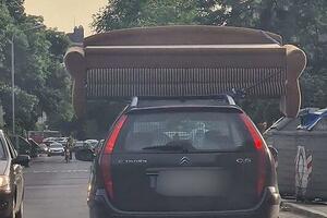 NESVAKIDAŠNJE: Natovario kauč na krov auta! (FOTO)