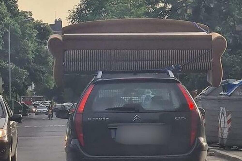 NESVAKIDAŠNJE: Natovario kauč na krov auta! (FOTO)