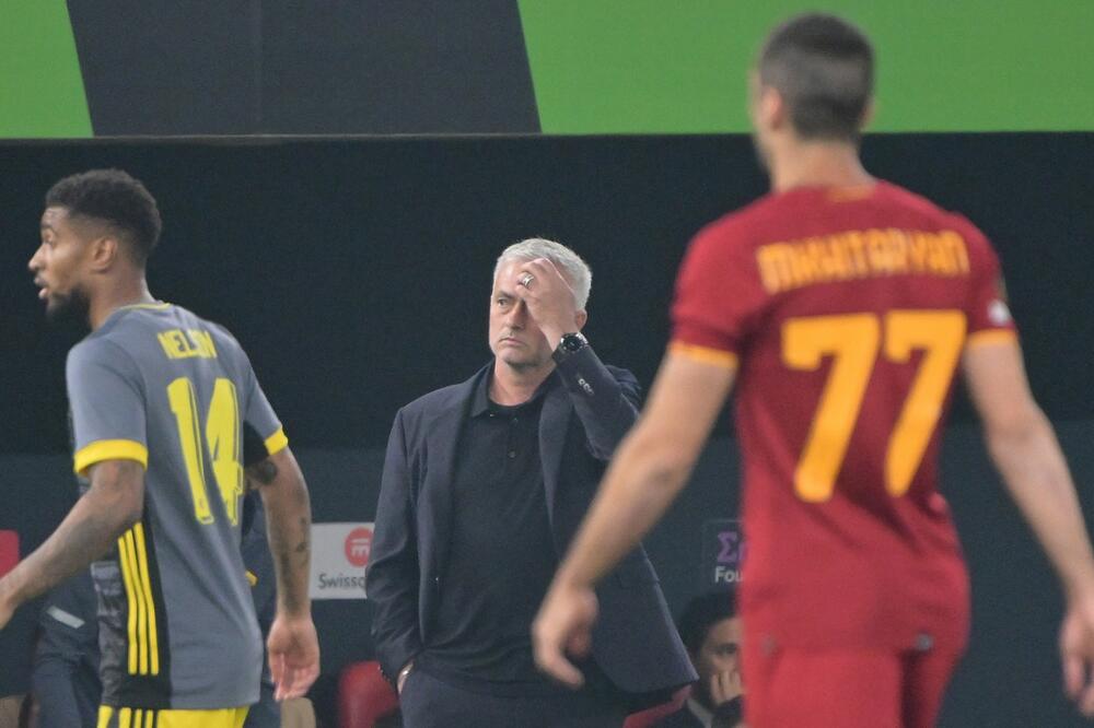CEO STADION GLEDAO U MURINJA: Pogledajte reakciju trenera Rome posle vodećeg gola u finalu!
