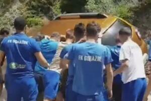 HEROJSKA SCENA U BOSNI: Devojci se prevrnuo automobil, fudbaleri odmah pritrčali u pomoć!