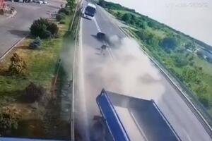 POGLEDAJTE TRENUTAK ŽESTOKOG SUDARA KOD RUŠNJA: Auto pri brzini od 120 km/h udara kamion i odbija se u autobus PUN DECE! (VIDEO)